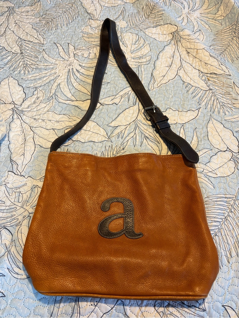 Roots Leather crossbody Bag with 'a' Accent - Cognac